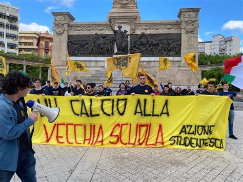 La Rivoluzione del Caldo: Un'Esplorazione della Protesta Studentesca guidate da Giang Koi